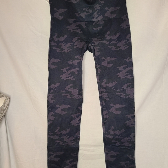 Spanx dark camo leggings. Women’s size 1X . New with tags! - Picture 4 of 9